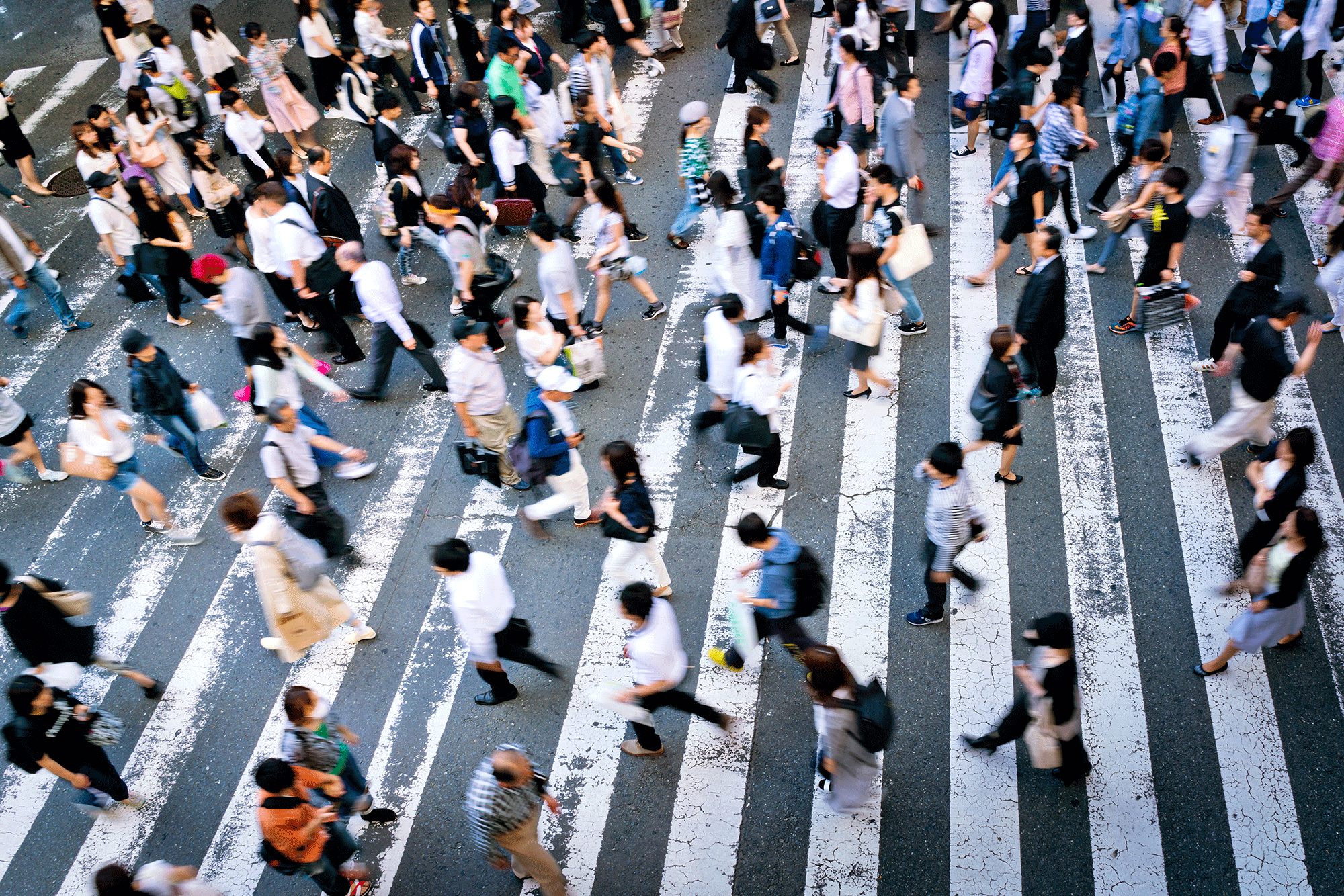 Народ сверху. Контроль толпы. Человек в яркой одежде на улице в толпе. People World клип.