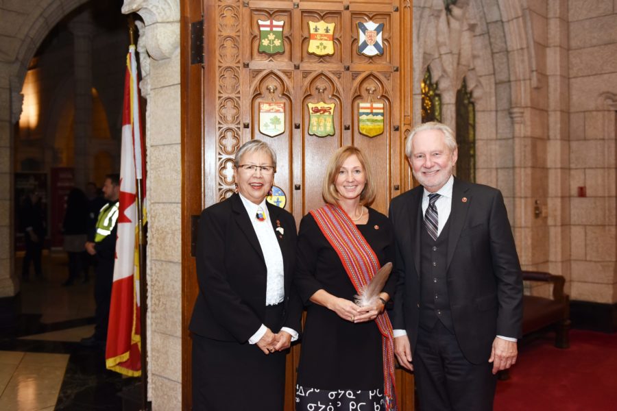 La sénatrice Lillian Dyck et le sénateur Peter Harder souhaitent la bienvenue à la sénatrice Patti LaBoucane-Benson (centre) le 16 octobre 2018.