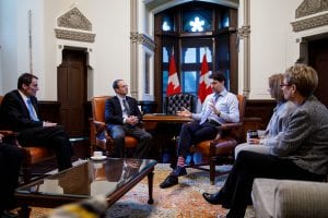 Le premier ministre Justin Trudeau, avec le Président du Conseil privé de la Reine pour le Canada Dominic Leblanc, rencontre les sénateurs du BRG dans son bureau du bloc ouest du Parlement, le 24 février 2020.