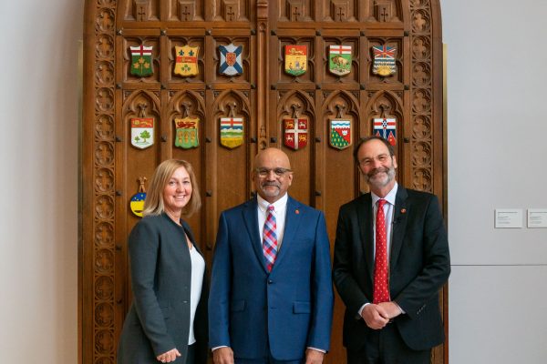 2 new independent senators sworn in