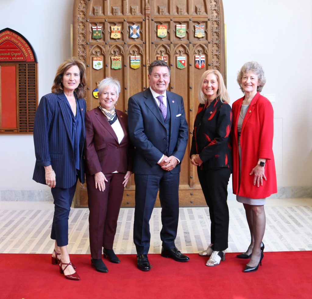 (De gauche à droite) La sénatrice Sandra Pupatello de l’Ontario est Présidente du Bureau du représentant du gouvernement au Sénat; la sénatrice Iris Petten de Terre-Neuve-et-Labrador est Agente de liaison du gouvernement; le sénateur Pierre Moreau du Québec est Représentant du gouvernement au Sénat; la sénatrice Patti LaBoucane-Benson de l’Alberta est Coordonnatrice législative du gouvernement; et la sénatrice Pat Duncan de Yukon est Agente de liaison adjointe du gouvernement.