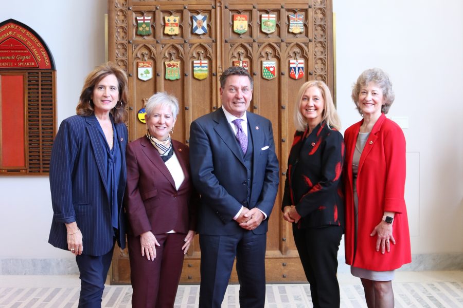 (De gauche à droite) La sénatrice Sandra Pupatello de l’Ontario est Présidente du Bureau du représentant du gouvernement au Sénat; la sénatrice Iris Petten de Terre-Neuve-et-Labrador est Agente de liaison du gouvernement; le sénateur Pierre Moreau du Québec est Représentant du gouvernement au Sénat; la sénatrice Patti LaBoucane-Benson de l’Alberta est Coordonnatrice législative du gouvernement; et la sénatrice Pat Duncan de Yukon est Agente de liaison adjointe du gouvernement.