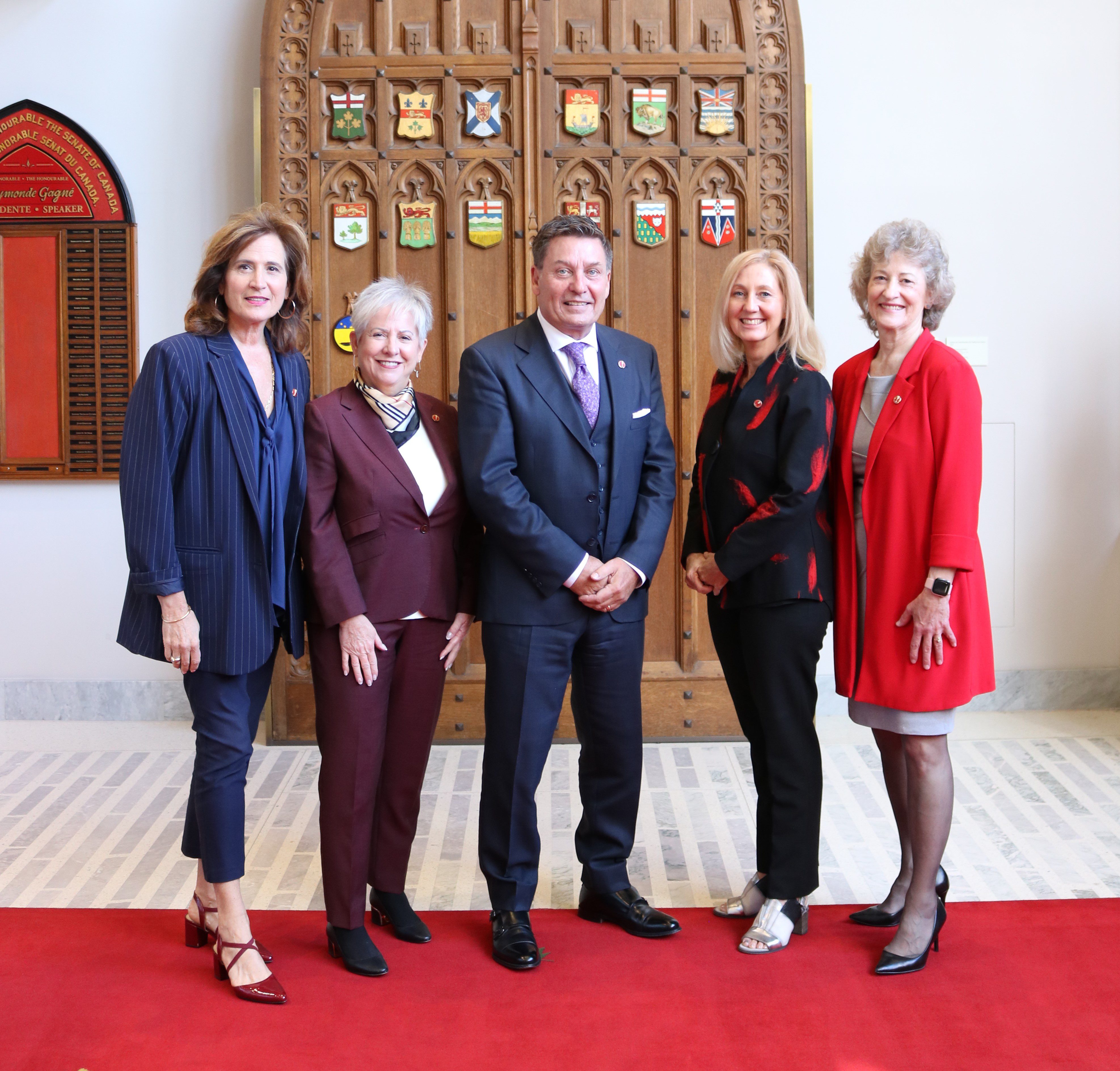 (De gauche à droite) La sénatrice Sandra Pupatello de l’Ontario est Présidente du Bureau du représentant du gouvernement au Sénat; la sénatrice Iris Petten de Terre-Neuve-et-Labrador est Agente de liaison du gouvernement; le sénateur Pierre Moreau du Québec est Représentant du gouvernement au Sénat; la sénatrice Patti LaBoucane-Benson de l’Alberta est Coordonnatrice législative du gouvernement; et la sénatrice Pat Duncan de Yukon est Agente de liaison adjointe du gouvernement.